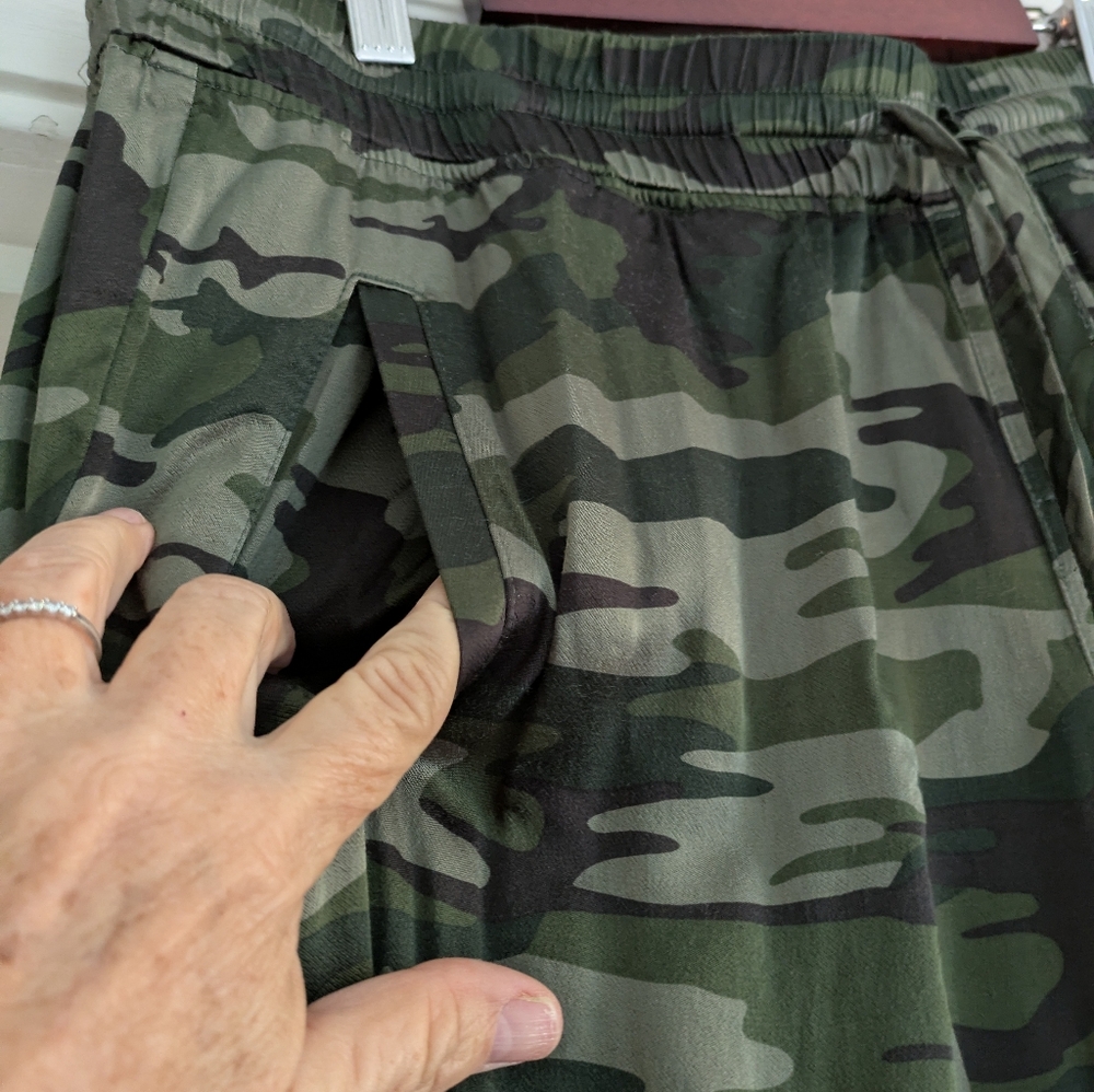 Sanctuary Silky Green Camo Joggers M Like New - Picture 3 of 5